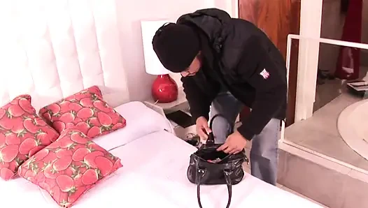 Atemberaubendes euro-schätzchen-gesicht vor hartem analsex von schwarzer maledom gefickt