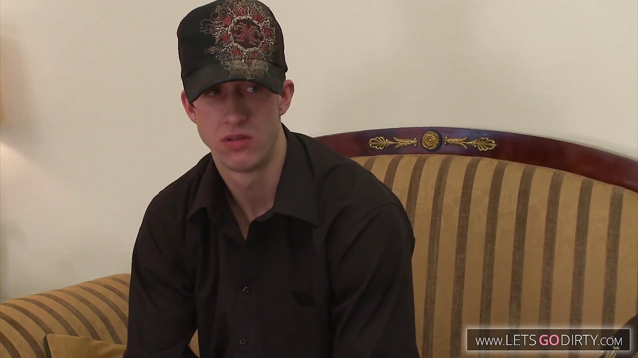 ブロンドの女の子がモンスターのチンコをしゃぶり、それを口まで乗って射精する