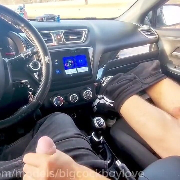 家伙们通过撸管来高速公路上