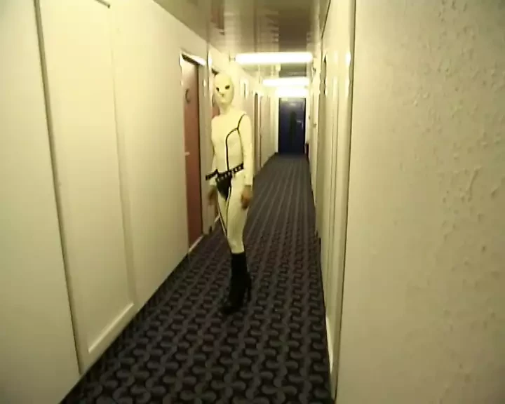 Volim da oblaim njeno odelo od lateksa, a zatim jebem njenu gumenu pičku