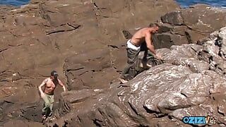 Des pêcheurs qui s’ennuient attrapent une salope et la baisent ensemble