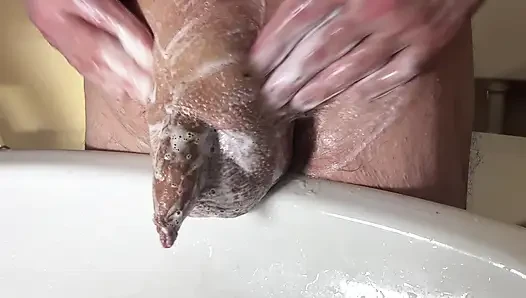 Küçük yarağımı ve taşaklarımı yıka ve tıraş et - bölüm 2