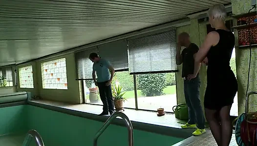 Сексуальную блондинку с большими сиськами трахнули в тройничке с двойным проникновением