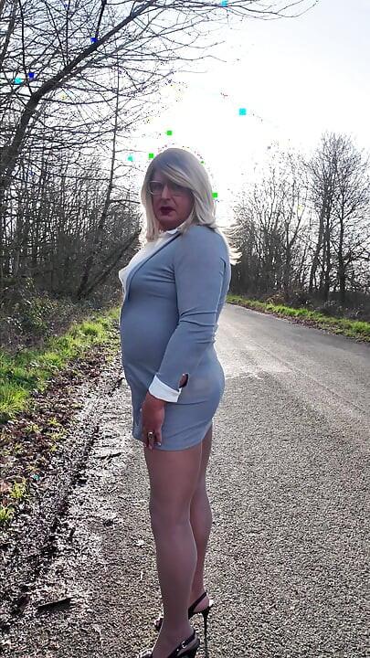 Seksi transvestit kellycd2022 izlazi na popodnevnu vožnju u najlonkama i štiklama
