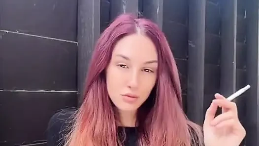 Açık havada saç fetişi ve göğüslerini gösteriyor