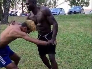 Sexy Kampf zwischen Typen und dem Schwarzen, der in seinem Hintern bleibt