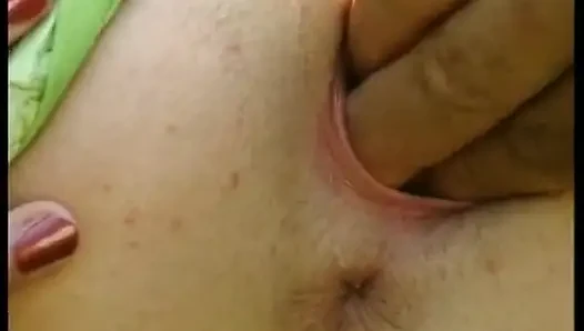 Sarışın genç kız açık havada yaşlı bir adamın yarağına biniyor
