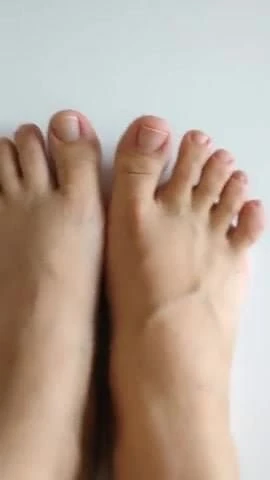 Exibindo meus pezinhos com unhas ao natural sem esmalte