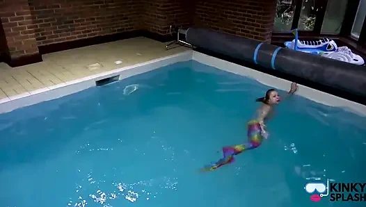 Putri duyung tertangkap menggodamu di kolam renang