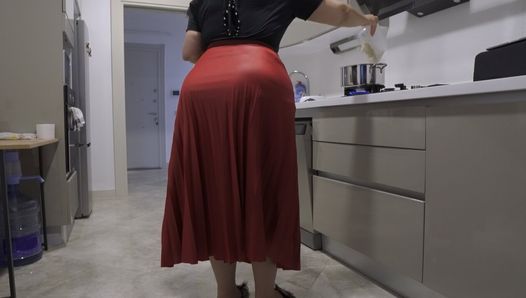 Красная юбка моей мачехи закалила мой хуй.
