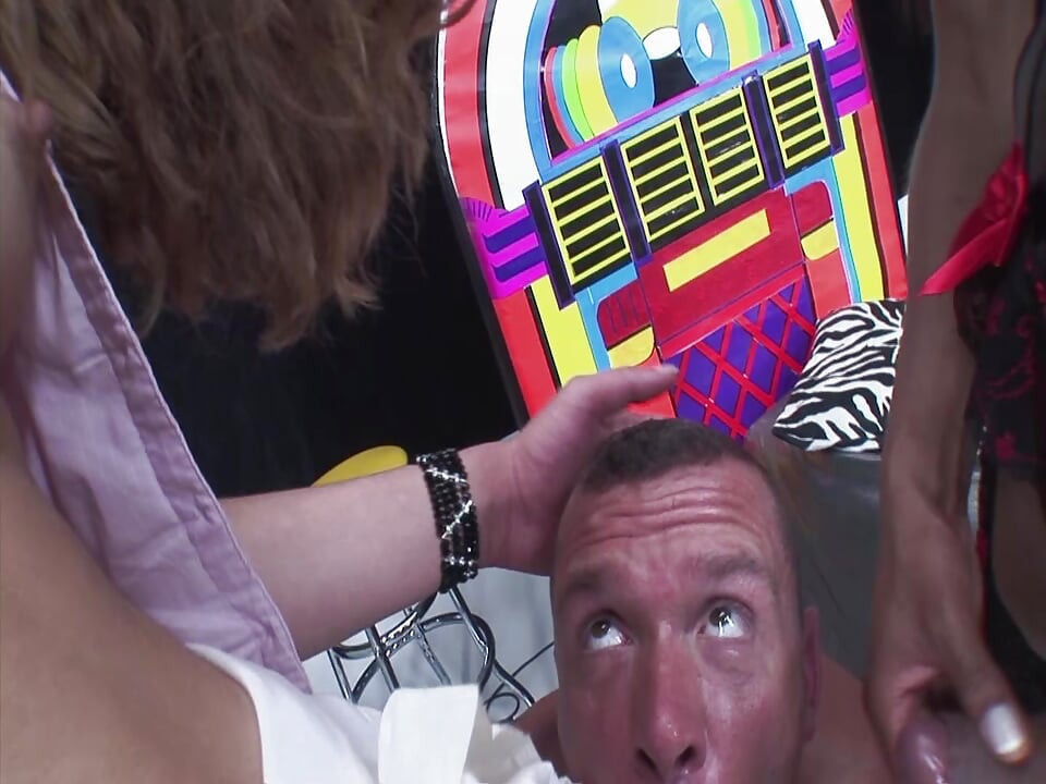 هذه العاهرة الساخنة تفاجئه بزب أكبر منه!