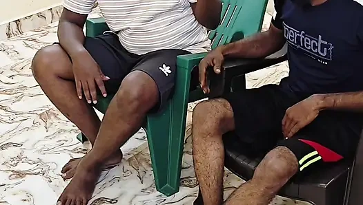 Hintli iki arkadaşı tarafından sikiliyor