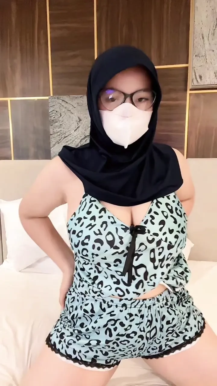 我的女孩穿着诱人的睡衣在床上玩耍