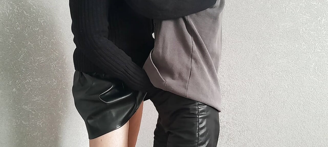 Дві прямі подруги вперше пробують лесбійський секс, і їм це подобається