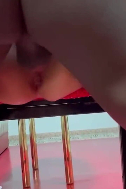 Peituda namorada curvilínea perde o controle na frente do namorado enquanto as coisas espiralam em um caos trio
