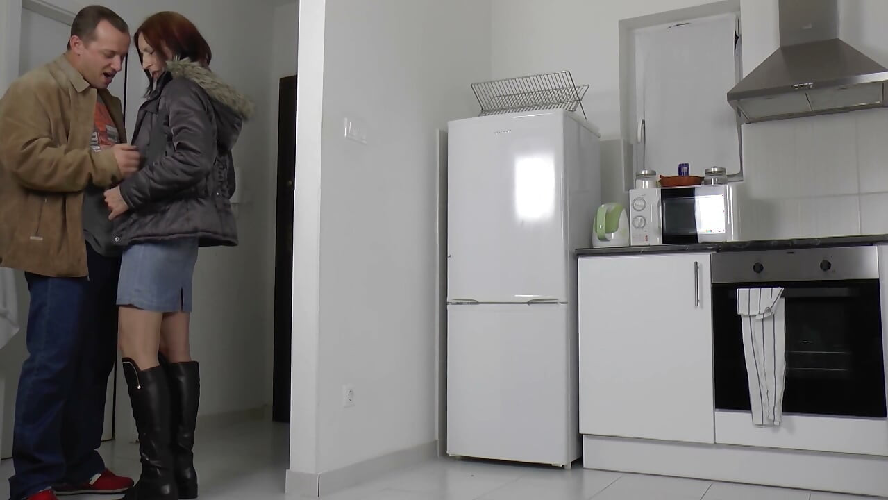 贪得无厌的德国熟女抽干每一根坚硬的鸡巴