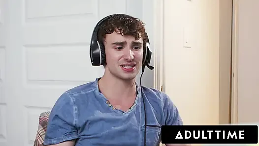 ADULT TIME - gamer ryan jacobs & mitbewohnerin jade desire machen aus der schulter-massage eine wichs-session