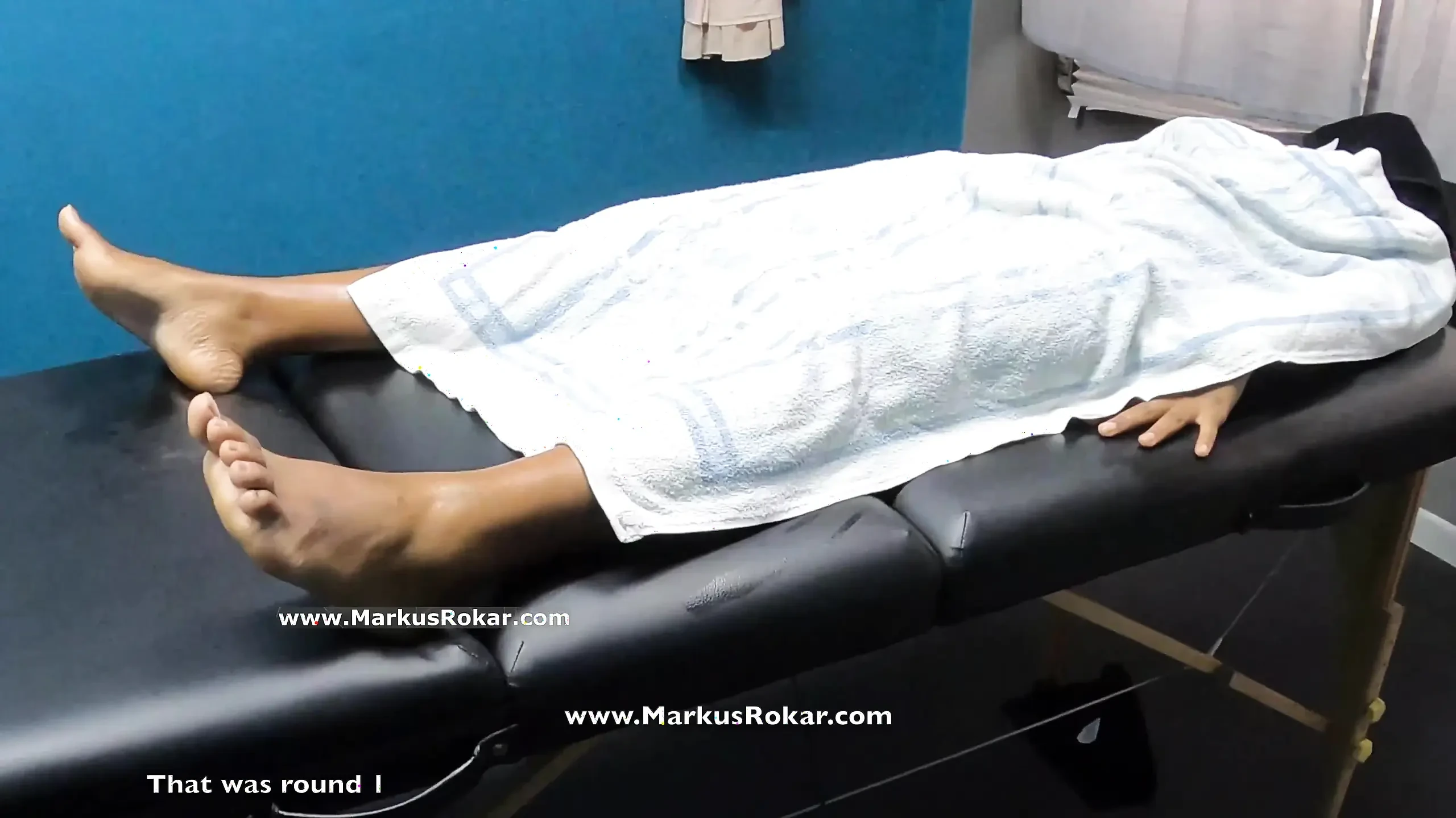 Sexy zwart krijgt kutgeoliede massage - vingerend neukorgasme