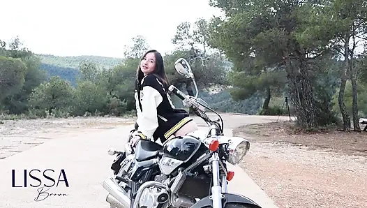 Aku lagi asik nyetir motor motorku sampai muasin memeknya pakai vibrasi