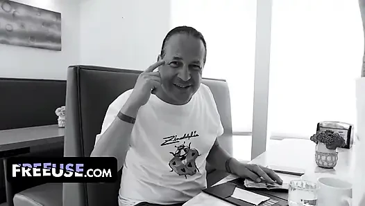 Pelayan kafe madison morgan punya sisi rahasia aneh yang dia tunjukkan setelah jam kerja