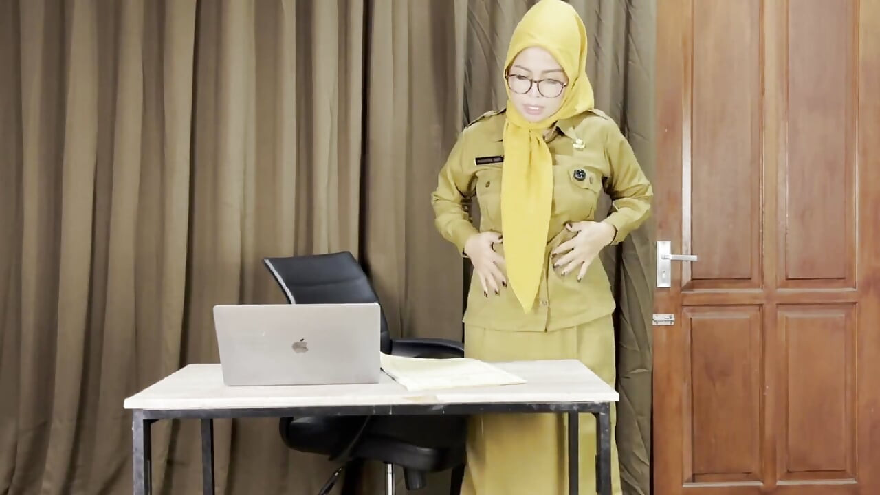 Fuck Her Coworker After Meeting Report Is Done