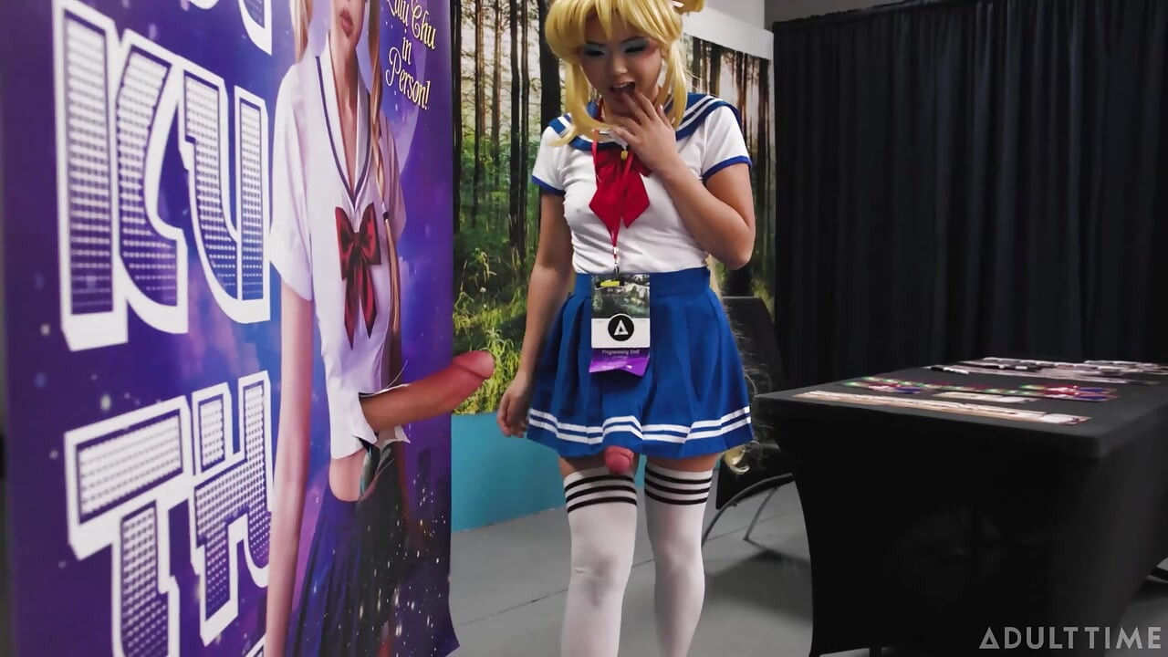 ¡VAYA! - Jewelz Blu se cuela a Lulu Chu follando en futakuthon hasta que Codi Vore se une a un trío anal