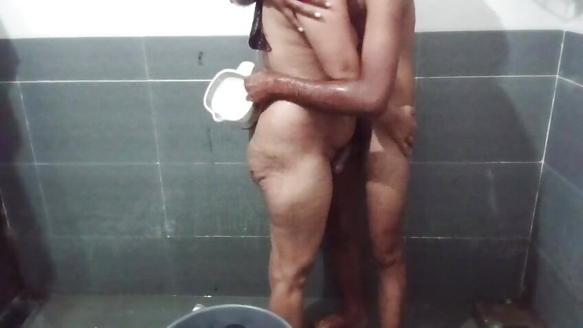 Jija apni sali ko nahate hue