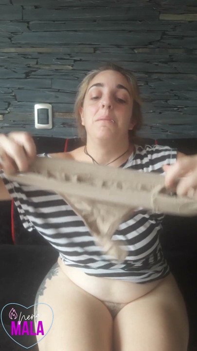 Brudne majtki wąchają. Bardzo brudna mokra cipka / Brudne majtki i dużo śluzu | Klip 1