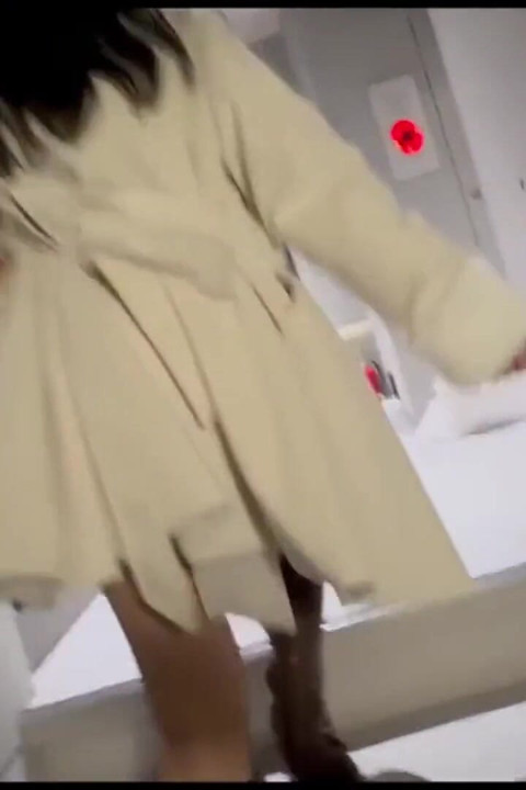 Former Cheerleader Returned for a Wild Reunion, Her Flexible Figure Stealing the Show Once Again
