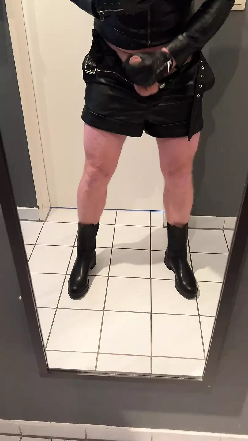 Sissy laura hård cumshot i full läder outfit och stövlar