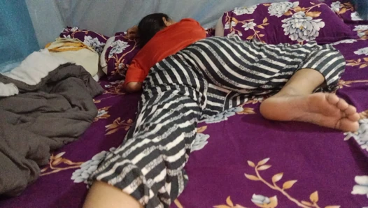 Aku pergi ke rumah bhabhi India selama liburan musim panas dan menikmati banyak hal dengan bhabhi Indiaku yang cantik, video seks bhabhi India