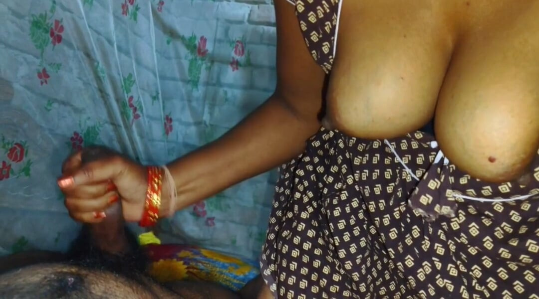 Bhabhi ne devar ka muth mar ke lund apne kali chut me dal diya.indian desi village aunty ki hard but ki chudai.xxx hindi sex vdo