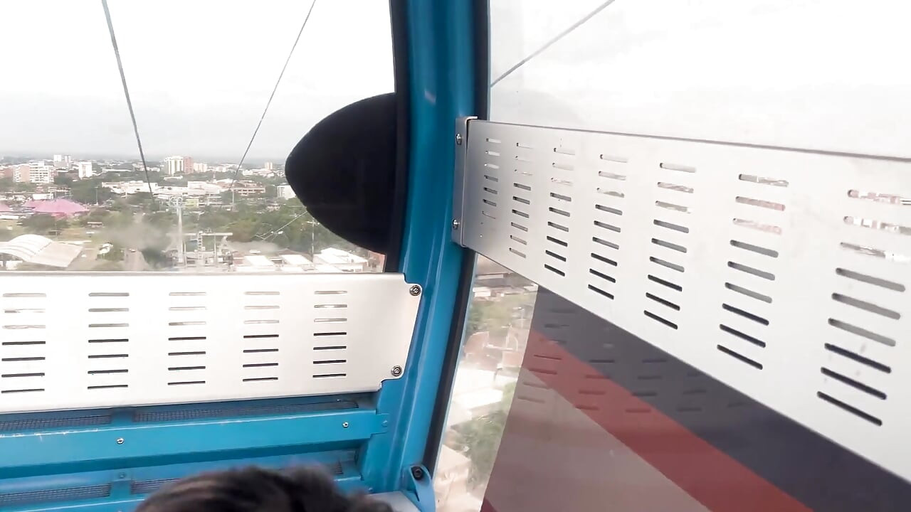 Colombiana 18 años Es Seducida Por Un Extraño Y Tiene Sexo Al Aire Libre En El Mio Cable De Cali Colombia