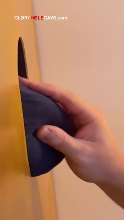 Mladi 25-godišnjak na gloryholeu, njegova guza na rupi