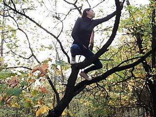 Dziewczyna masturbuje się na wysokim drzewie w miejscu publicznym - lesbijska iluzja