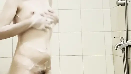 Zierliche Pinay filipina teen hure fingert ihre haarige muschi in der dusche