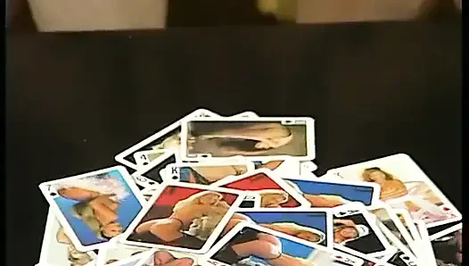 Nenek-nenek saling jilat dan fingering memek berbulu setelah strip poker game