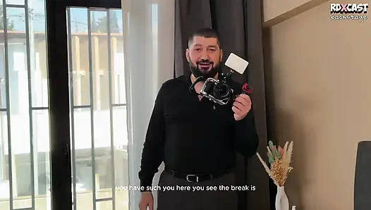 Hinter den Kulissen! Glattrasierte, tätowierte Stiefmutter und Stieftochter – passive Analsexpuppen!