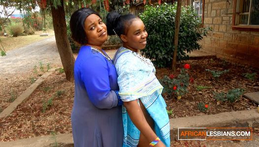 Lesbianas africanas casadas milf se besan en público durante la fiesta del vecindario
