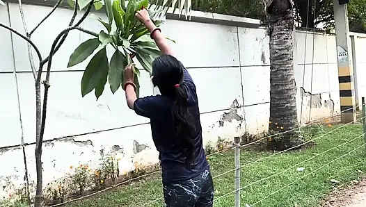 Индийскую азиатскую новобрачных баху случайно хардкорно трахнулА Tharki Sasurji-Sasur Bahu секс-видео.