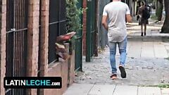 Latin Leche - ein heterosexueller Latino-Typ bot zusätzliches Geld an, um seine Kleidung auszuziehen und seinen Schwanz zu streicheln