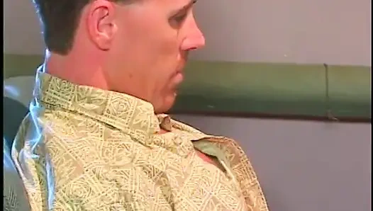 Vollbusige schwarze sekretärin verführt ihren chef, sie auf seinem schreibtisch zu ficken