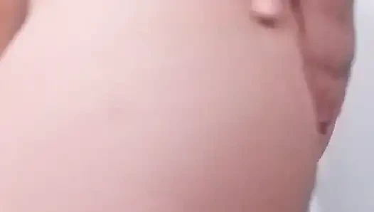 Neue Algerierin spielt mit ihrer muschi und führt einen plastikschwanz darin ein und lehrt ihr ficken