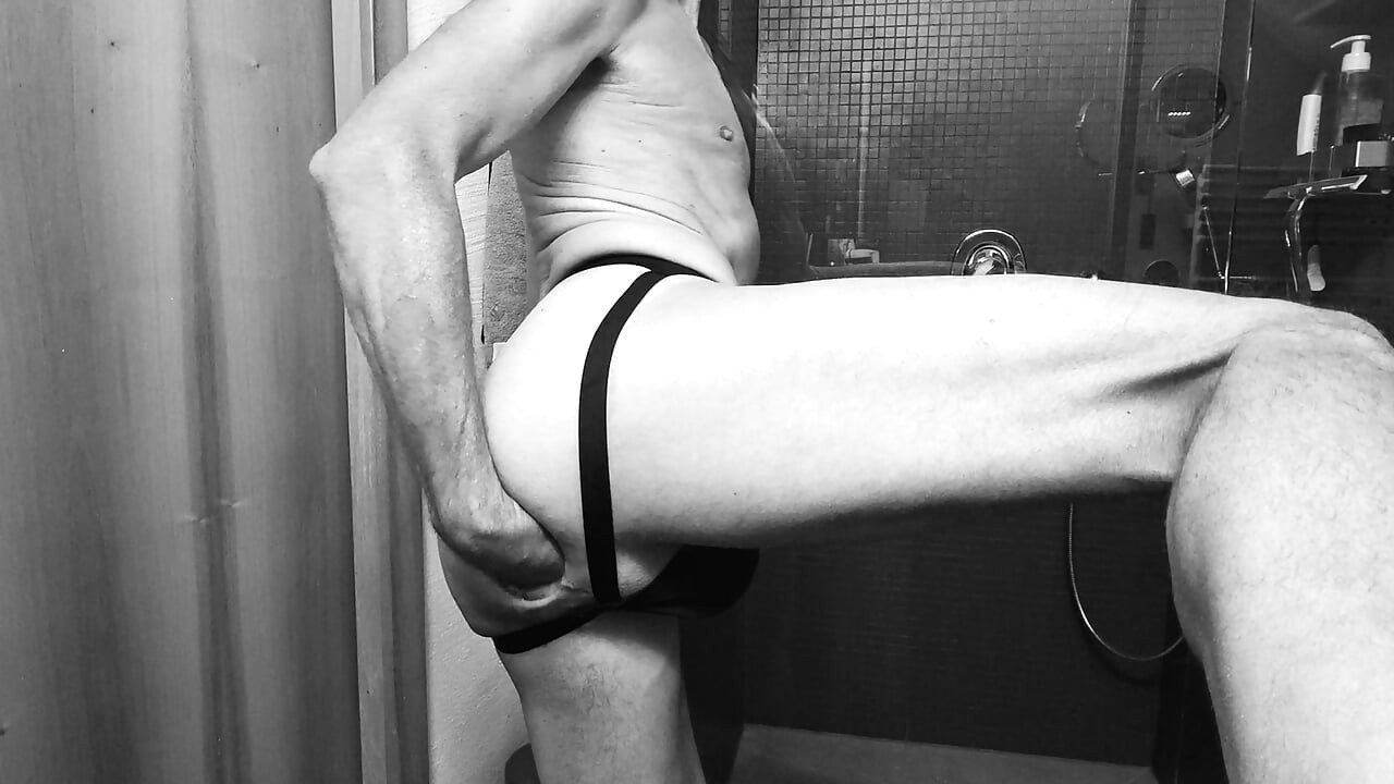 Auto-fisting anal dans un jockstrap avec des lèvres de cul énormes et un prolapsus