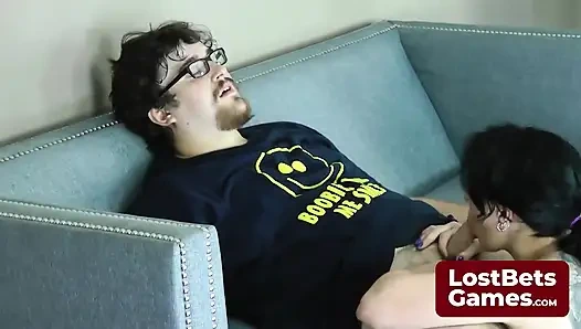 Эта игра в стрип-дартс обещает ночь неожиданных наслаждений