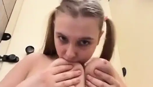 Aşırı. Yakın çekim amcık. Döle otur. çok fışkırt