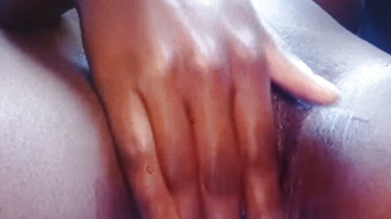 Burundesa masturbándose