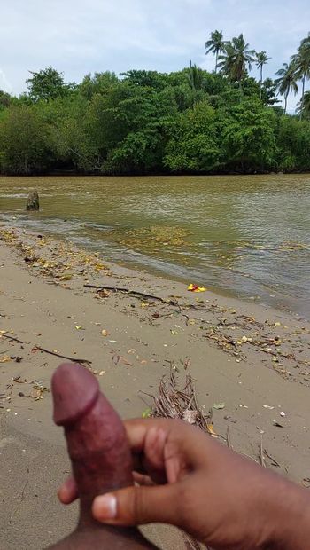 Naaktstrand, Srilanka gesneden pikjongen die openbaar strand masturbeert, grote roze pik, knop lul