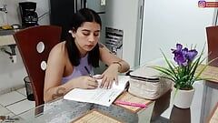 Sexy lesbische stiefmoeder met grote tieten neukt een jong meisje - porno in het Spaans
