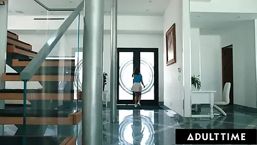 ADULT TIME - gözlüksüz azgın orta yaşlı seksi kadın lexi luna büyük memeli üvey kızı Hailey Rose'un randevusu olduğunu düşünüyor